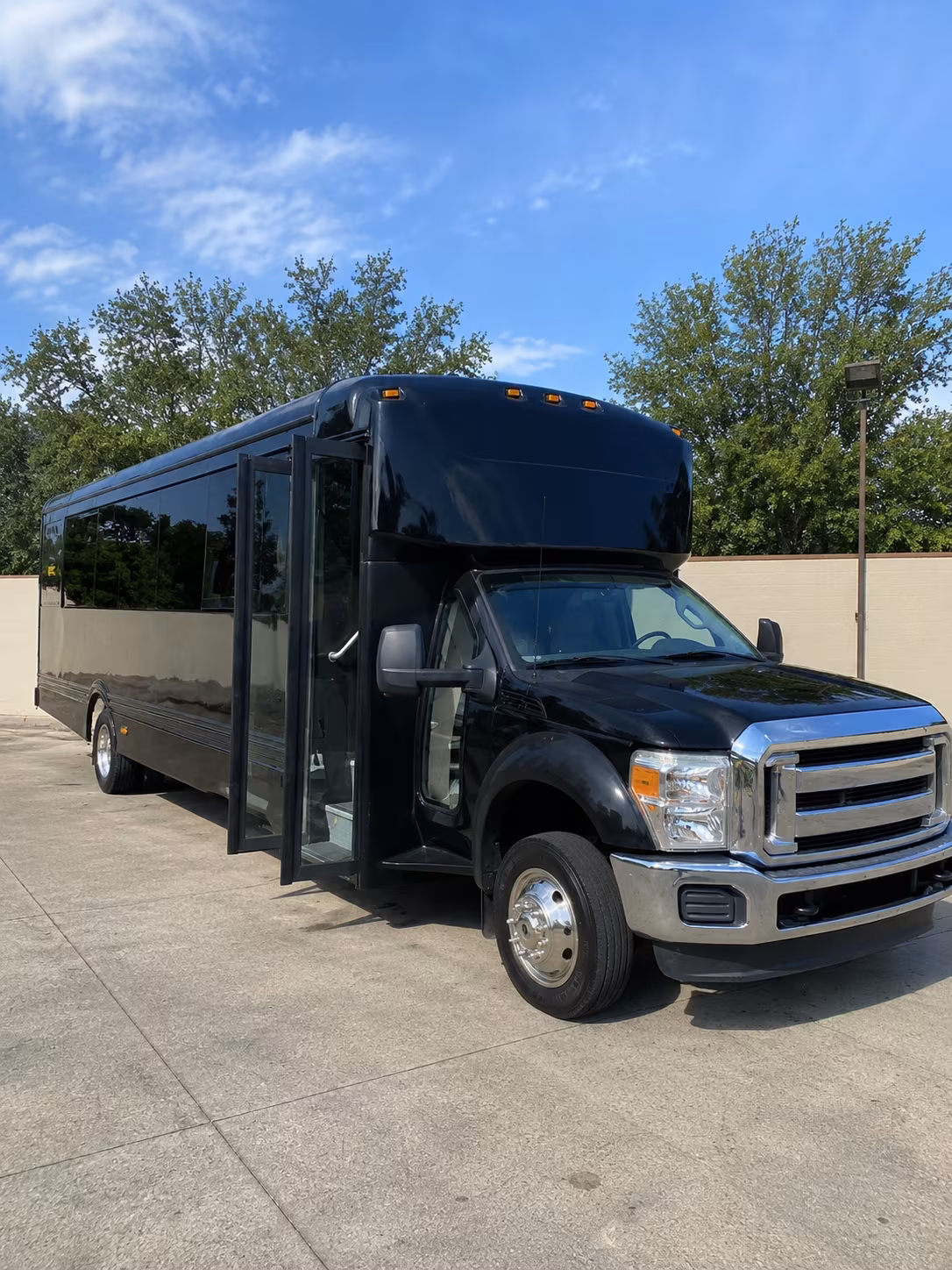 compton 20 passenger party bus